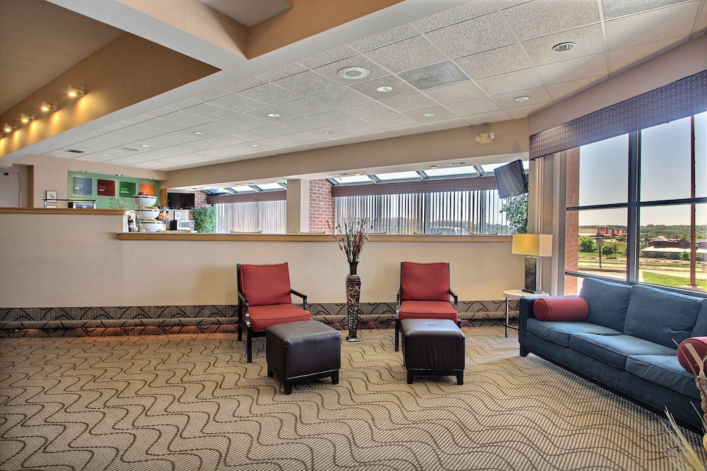 Comfort Inn & Suites Madison - Airport