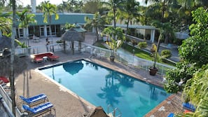 Outdoor pool, free cabanas, sun loungers