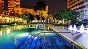 Una piscina al aire libre (de 9:30 a 17:00), sombrillas, tumbonas