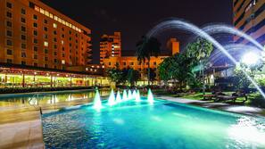Una piscina al aire libre (de 9:30 a 17:00), sombrillas, tumbonas