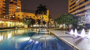 Una piscina al aire libre (de 9:30 a 17:00), sombrillas, tumbonas