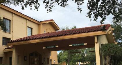 Days Inn by Wyndham Gainesville University I-75