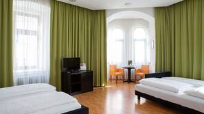 Hochwertige Bettwaren, Minibar, Zimmersafe, individuell dekoriert