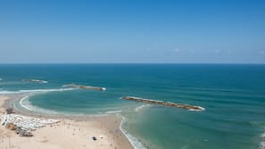 Ubicación a pie de playa y arena blanca