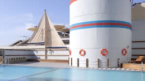 Una piscina al aire libre de temporada
