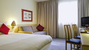 Hypo-allergenic bedding, in-room safe, desk, blackout curtains