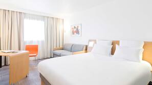 Hypo-allergenic bedding, in-room safe, desk, blackout curtains