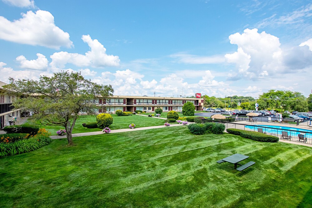 Red Roof Inn & Suites Battle Creek