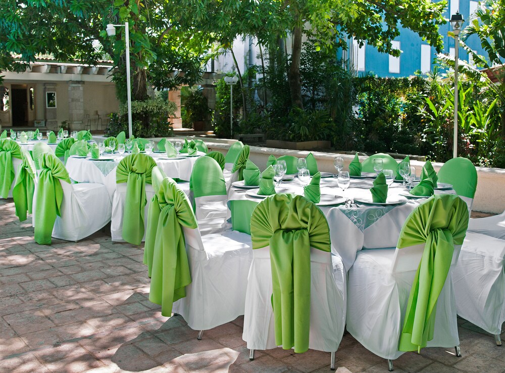 Outdoor banquet area, Viva Villahermosa