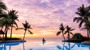 2 outdoor pools