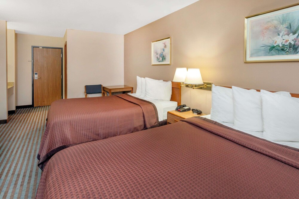 Room, Days Inn by Wyndham Charleston