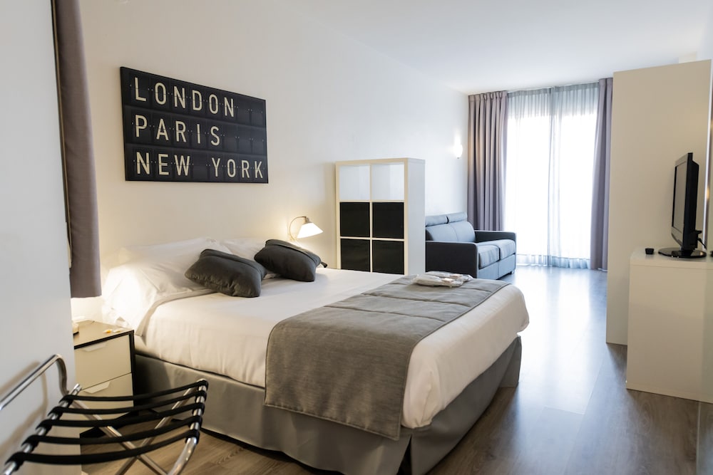 Aparthotel Atenea Calabria In Barcelona Hotel Rates Reviews On Orbitz