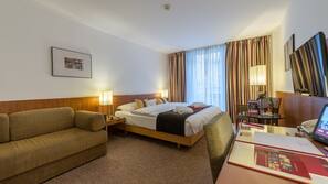 Hypo-allergenic bedding, in-room safe, blackout curtains, free WiFi