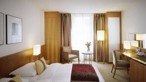 Hypo-allergenic bedding, in-room safe, blackout curtains, free WiFi