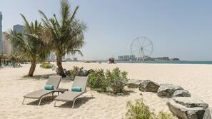 Privatstrand, Liegestühle, Sonnenschirme, Strandtücher