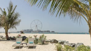 Privatstrand, Liegestühle, Sonnenschirme, Strandtücher