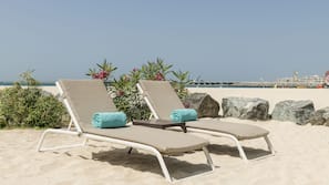 Privatstrand, Liegestühle, Sonnenschirme, Strandtücher