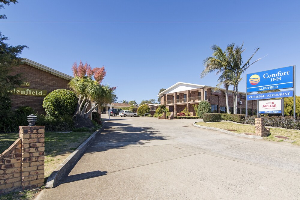 Property entrance, Comfort Inn Glenfield