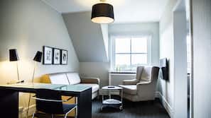 Premium bedding, desk, blackout drapes, free WiFi