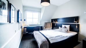 Premium bedding, desk, blackout drapes, free WiFi