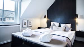 Premium bedding, desk, blackout drapes, free WiFi
