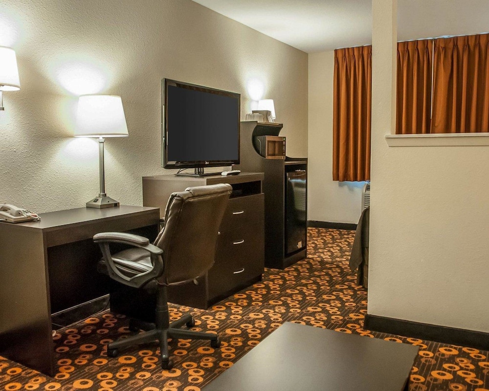 Room, Econo Lodge Inn & Suites