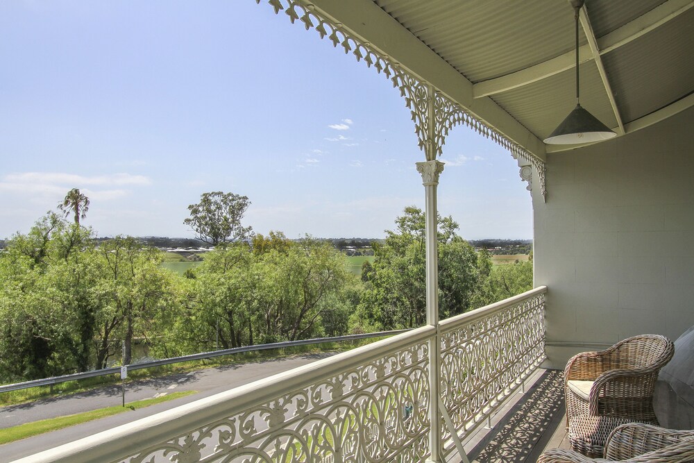 Balcony, The Riversleigh