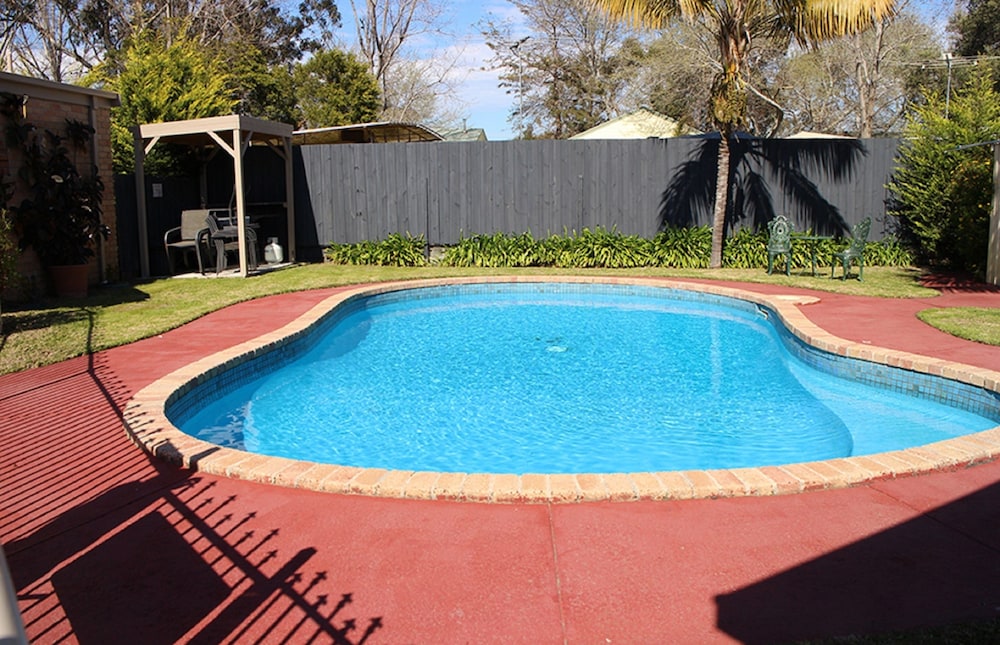 Outdoor pool, Bayview Motel Rosebud