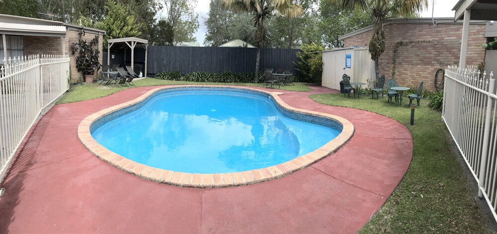 Outdoor pool, Bayview Motel Rosebud