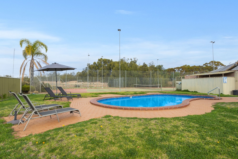 Outdoor pool, Comfort Inn & Suites Riverland