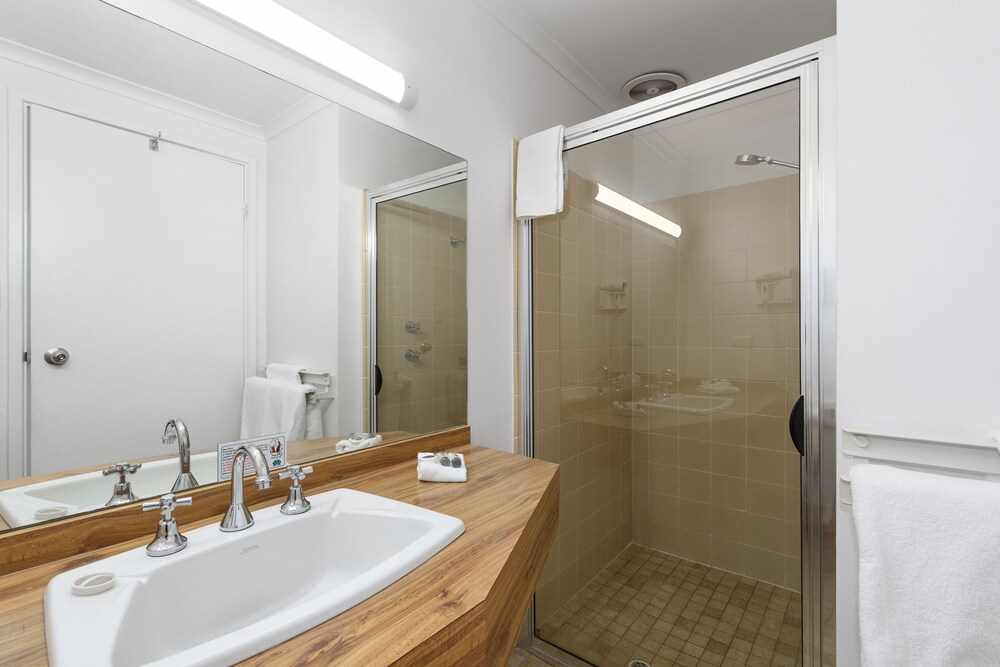 Bathroom, Comfort Inn & Suites Riverland