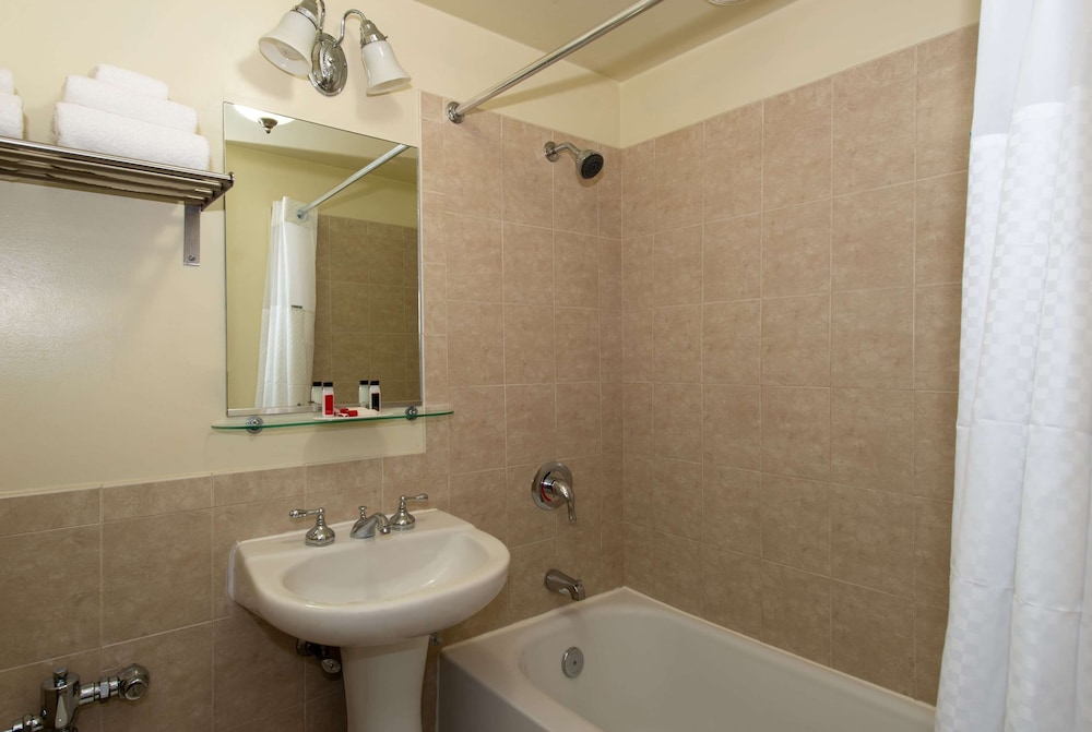 Baño, Travelodge by Wyndham Downtown Chicago