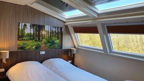 Luxe beddengoed, pillowtop-bedden, een minibar, een kluis op de kamer