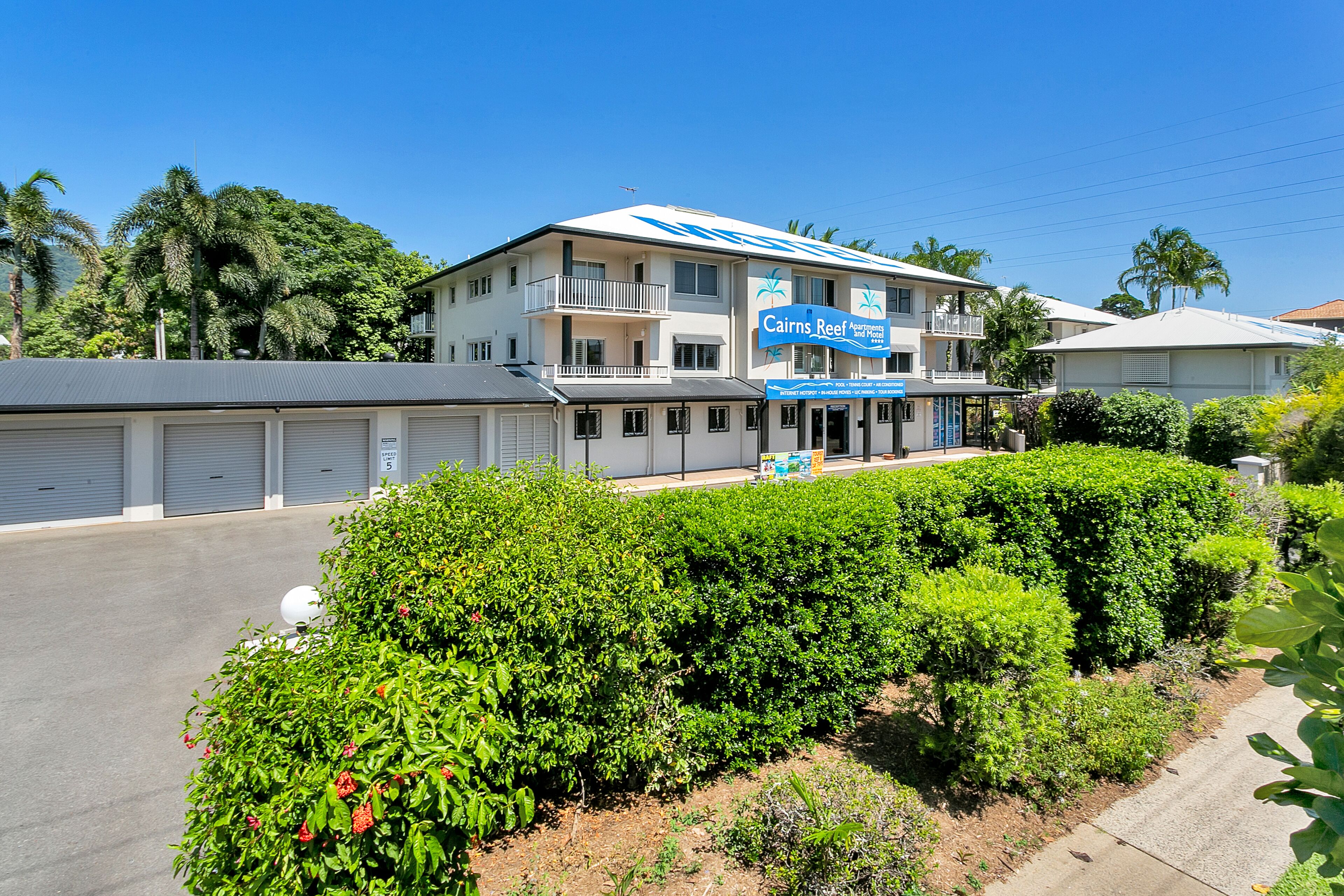 Cairns Reef Apartments & Motel