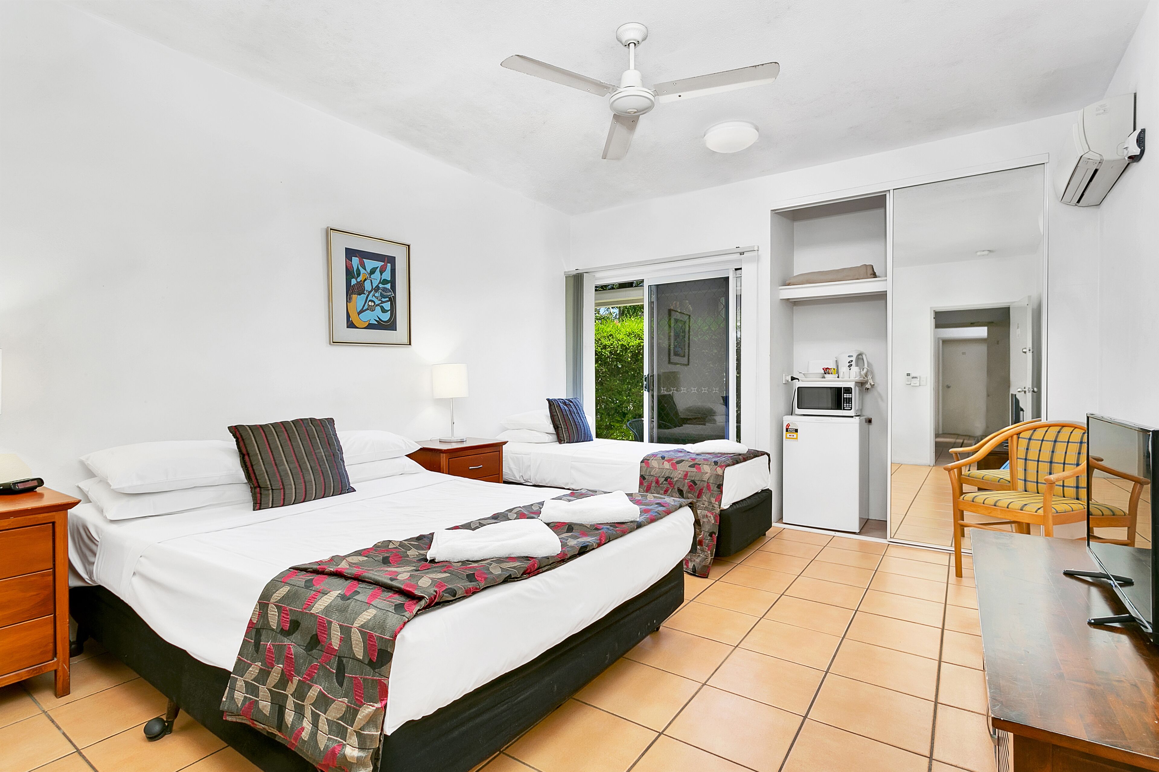 Cairns Reef Apartments & Motel