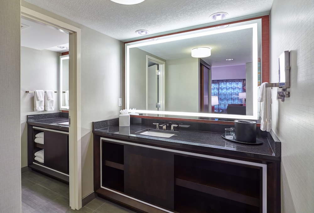 Bathroom, Mystic Lake Casino Hotel