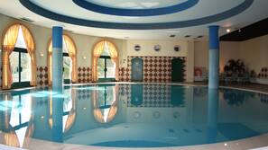Una piscina cubierta