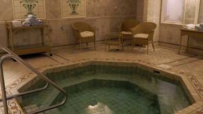 Bañera de hidromasaje en el interior