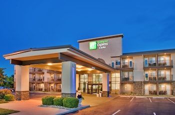 Holiday Inn Express Hotel & Suites Branson 76 Central