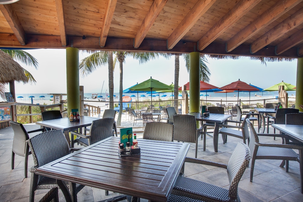 Beach bar, DiamondHead Beach Resort