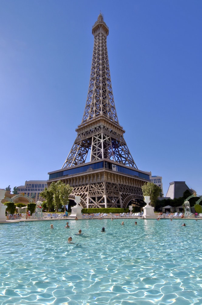 Outdoor pool, Paris Las Vegas Resort & Casino