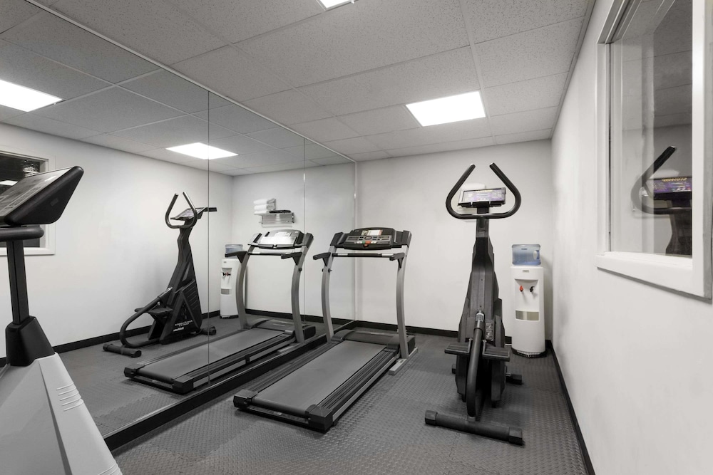 Fitness facility, Ramada by Wyndham SeaTac Airport North