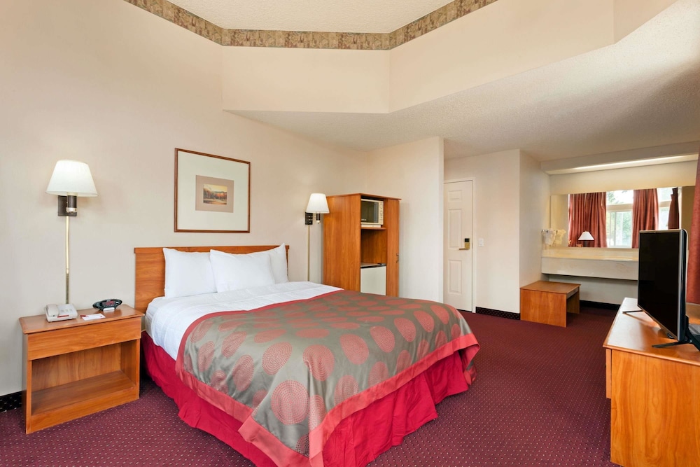 Room, Ramada by Wyndham SeaTac Airport North