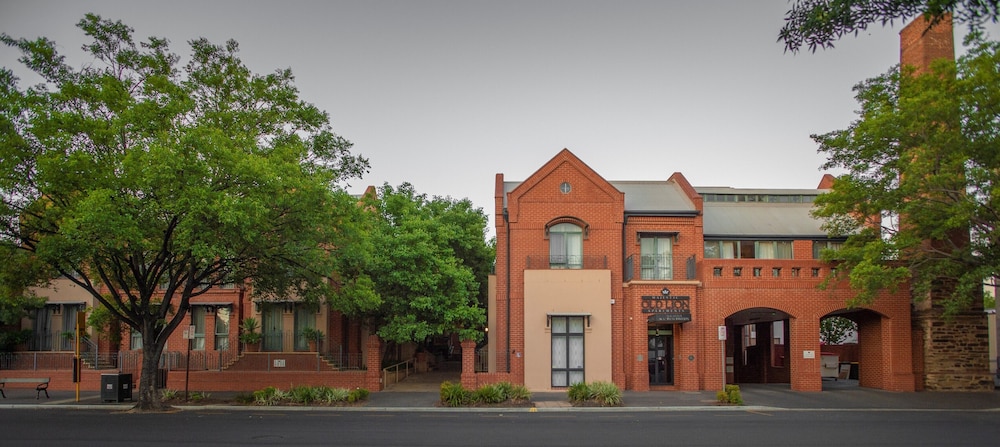 Majestic Old Lion Apartments