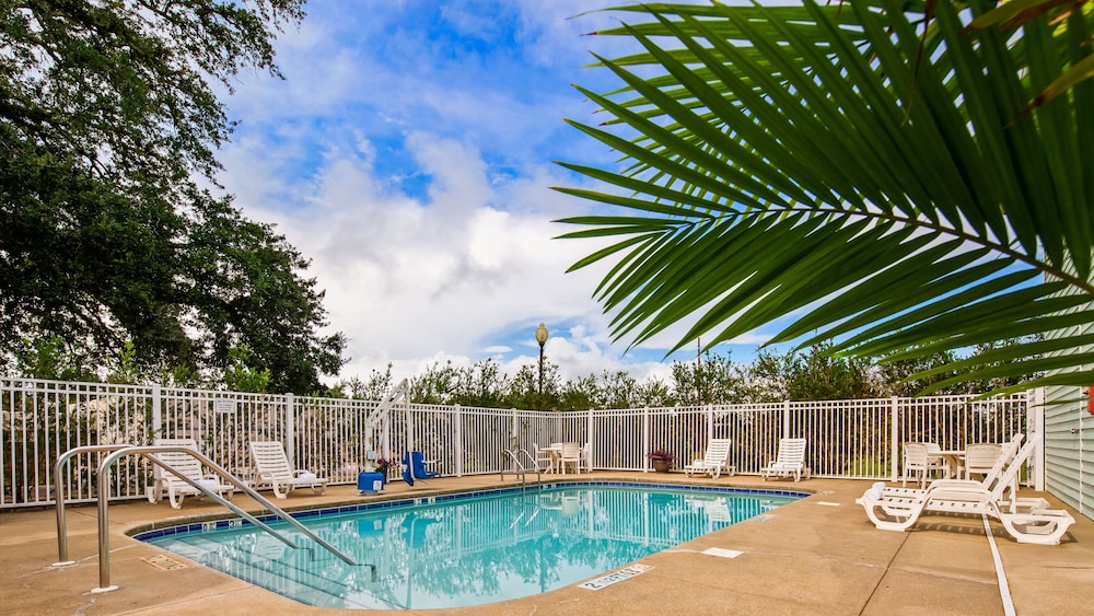 Outdoor pool, Key West Inn Fairhope Al