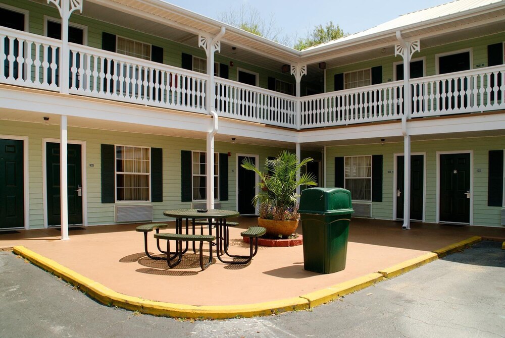 Property grounds, Key West Inn Fairhope Al