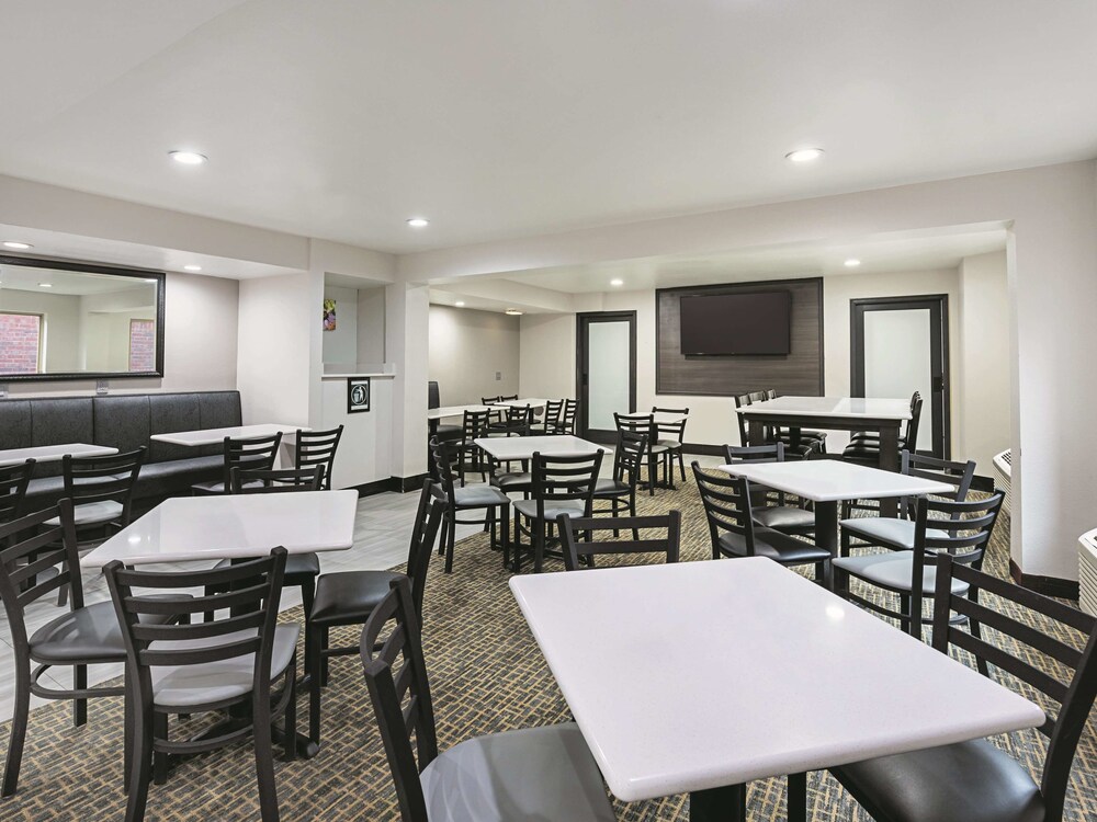 La Quinta Inn & Suites by Wyndham Minneapolis Northwest