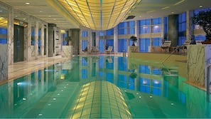 Kolam renang indoor