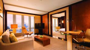 Seprai premium, minibar, brankas, dan meja kerja