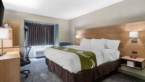 Premium bedding, desk, laptop workspace, free cribs/infant beds